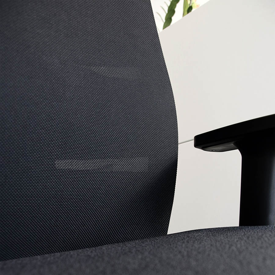Lento Bürostuhl MT12 hohe Rückenlehne - Fußkreuz Kunststoff schwarz - Nahaufnahme Rückenlehne