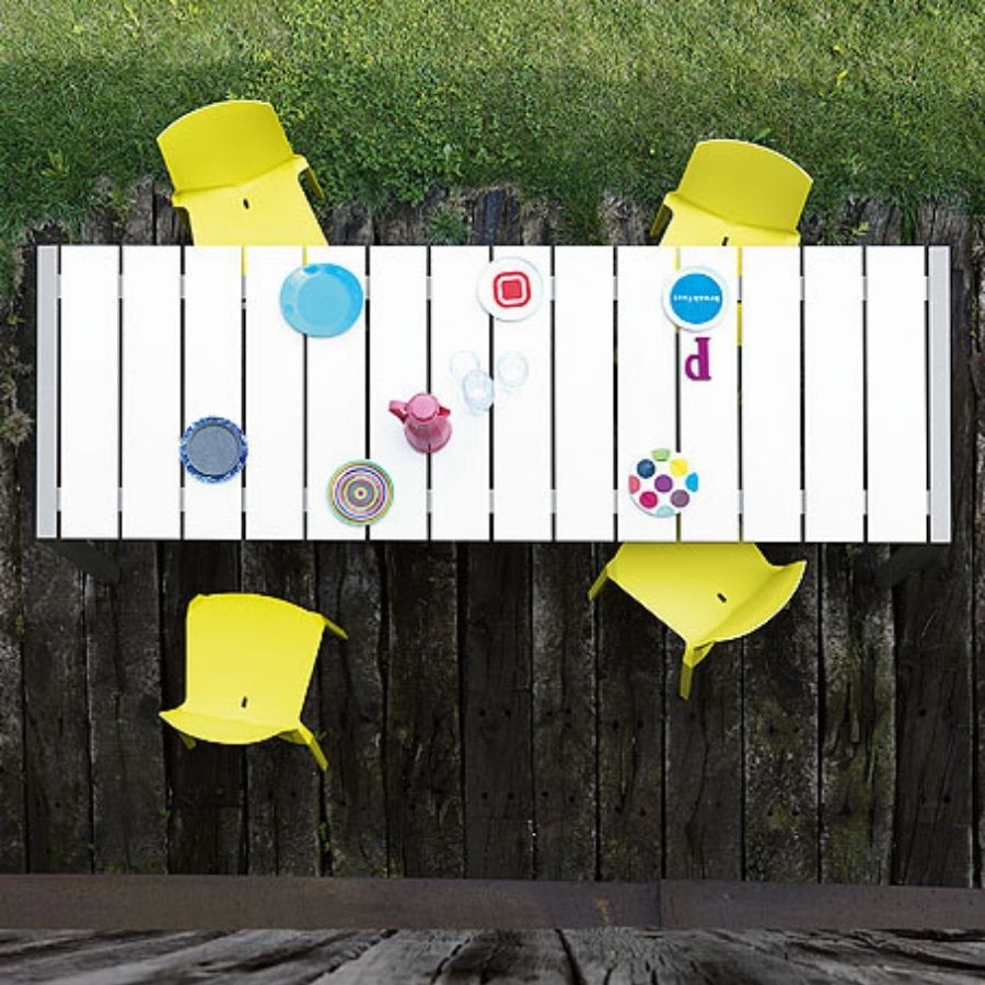 Kristalia PLANA Stuhl mit Vierfußgestell - Beispielbild im Garten