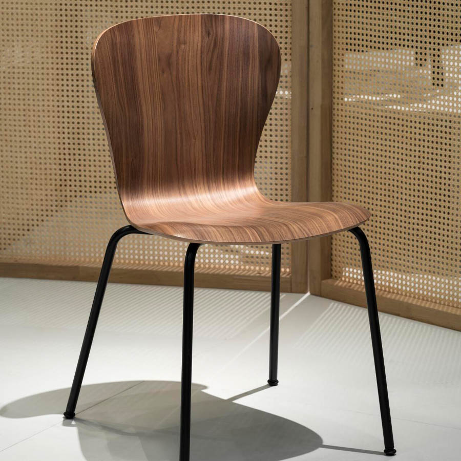 THONET S 220 Formholz-Stuhl | Nussbaum klar lackiert | Gestell schwarz