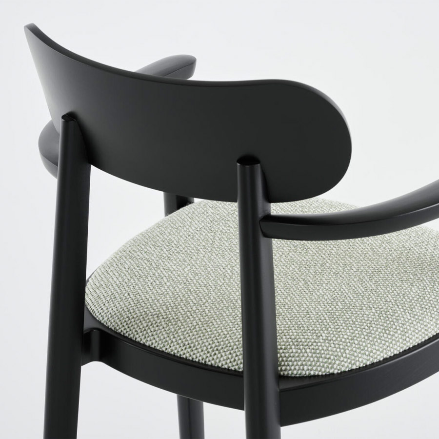 THONET 118-Reihe Holzstuhl mit Armlehnen | Beispielbild Sitzbezug Sahco Safire 006