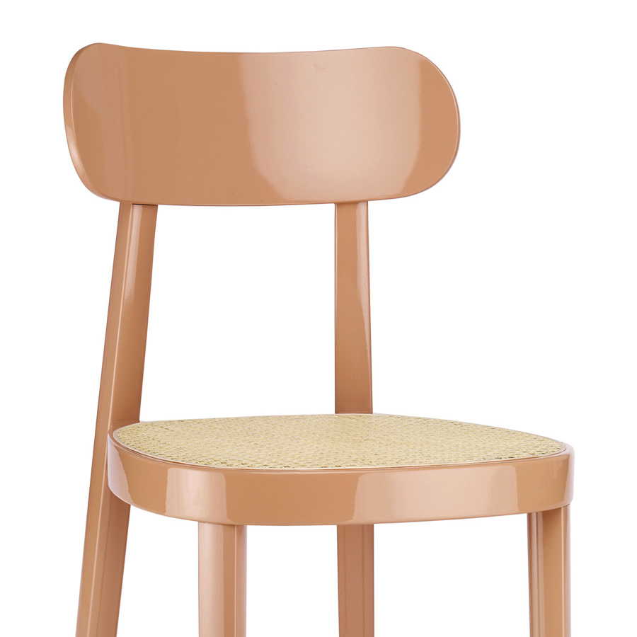 THONET 118 Holzstuhl | Rohrgeflecht-Sitz | Hochglanzlack altrosa | Nahaufnahme