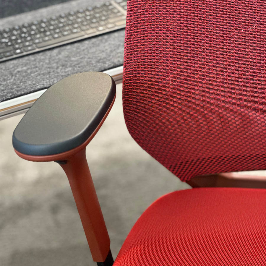 fm Asiento Bürodrehstuhl in Rot Komfort - Nahaufnahme Armlehne