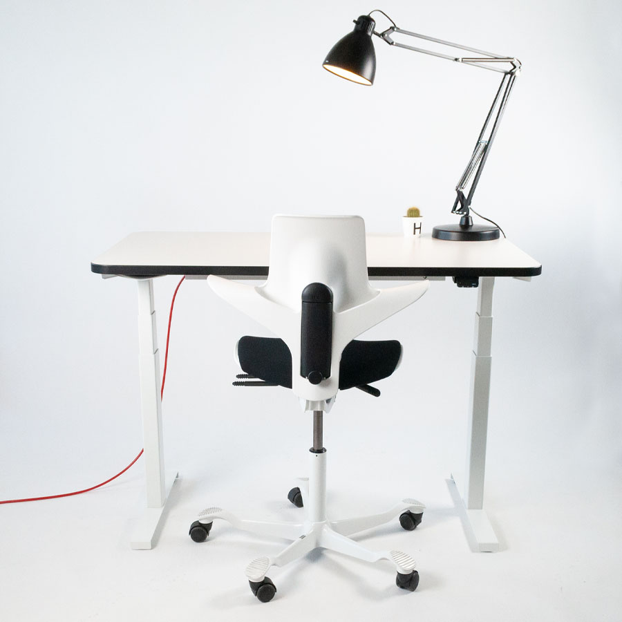 Bundle Schreibtisch NewWORK weiß & HAG CAPISCO PULS 8020 weiß "white edition"