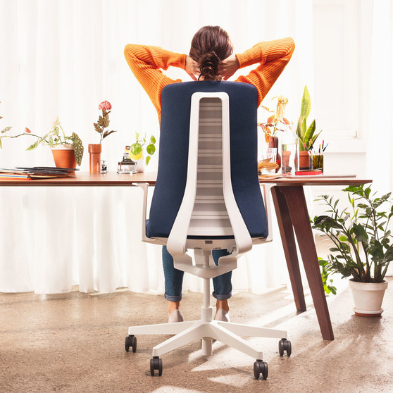 Interstuhl PUREis3 PU113 Bürostuhl mit Polsterrücken weiß blau -Beispielbild