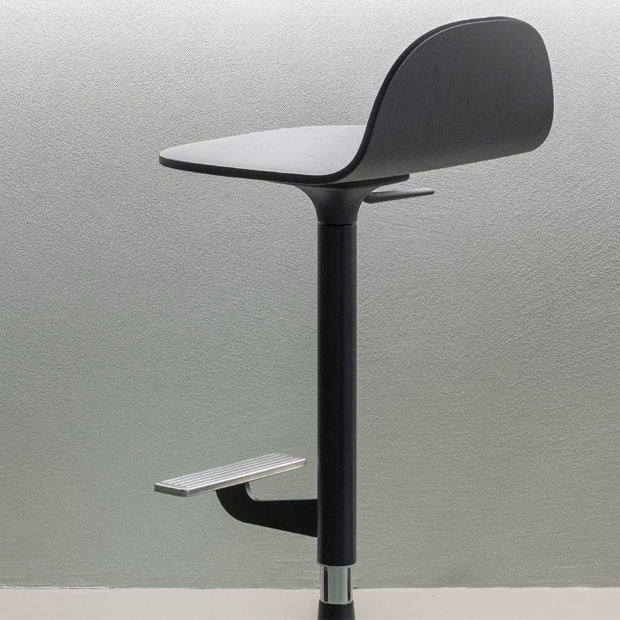 Kristalia Pilat Barhocker höhenverstellbar in Schwarz