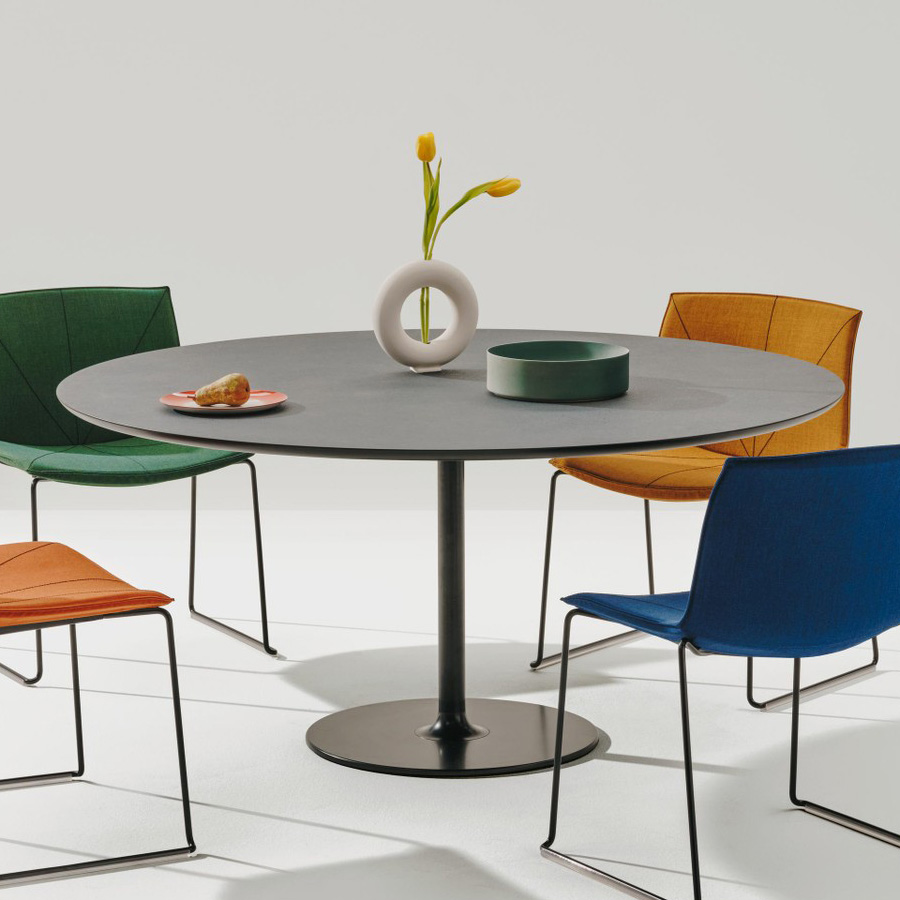 Arper DIZZIE Esstisch Höhe 74 cm schwarz