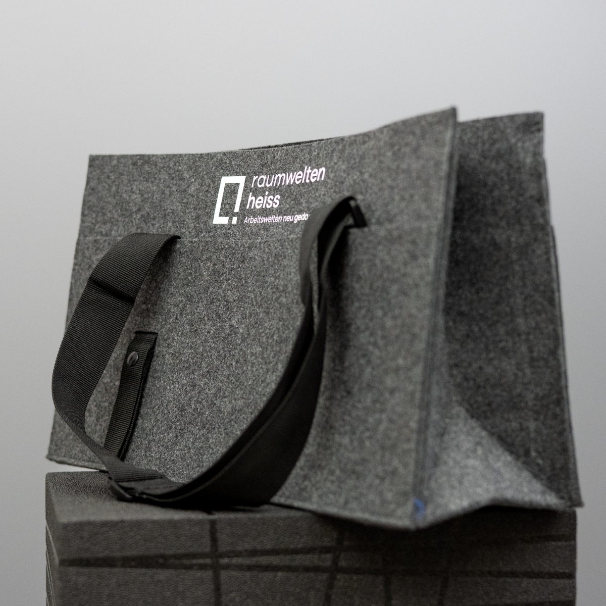 Bundle-Aktion: Schreibtisch NewWORK weiß & HAG CAPISCO PULS 8020 weiß + Tasche
