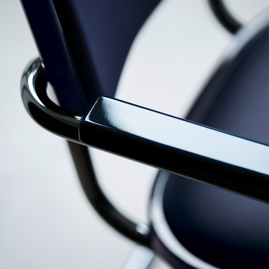 JS. THONET S 64 P SERIOUS 01 | Buche schwarz Hochglanzlack | Beispielbild