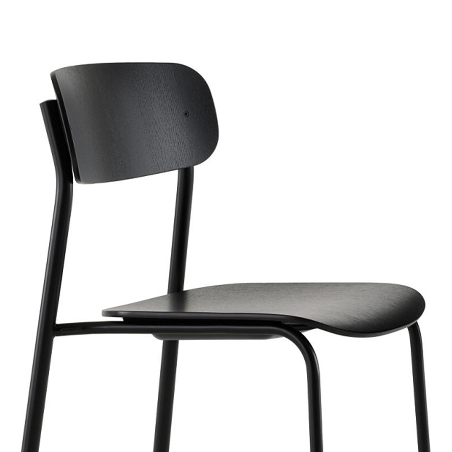 THONET S 243 Stahlrohrstuhl | Buche schwarz gebeizt | Gestell tiefschwarz | Nahaufnahme