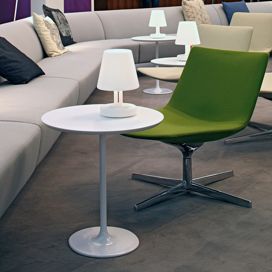Arper DIZZIE Beistelltisch Platte weiß (hier Ausführung rund) - Beispielbild