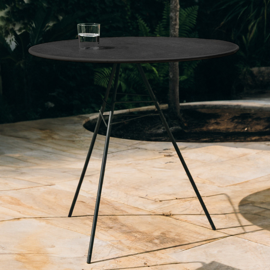 Arper Leaf 1830 Gartentisch | Platte schwarz | Gestell mokka