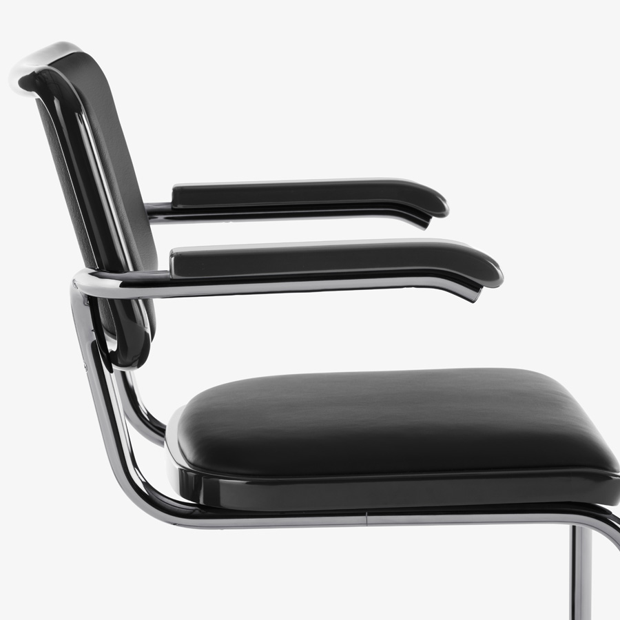 JS. THONET S 64 P SERIOUS 01 | Buche schwarz Hochglanzlack | Seitenansicht nah