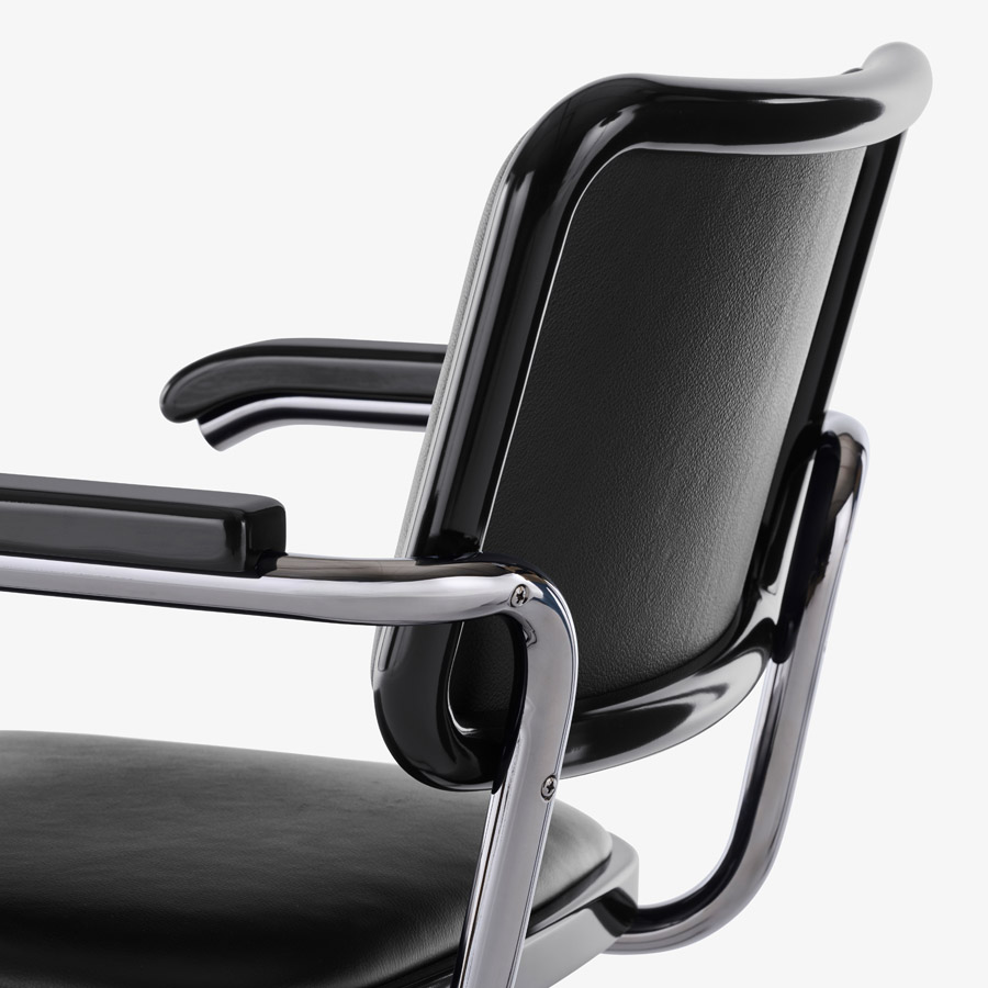 JS. THONET S 64 P SERIOUS 01 | Buche schwarz Hochglanzlack | Rückansicht nah