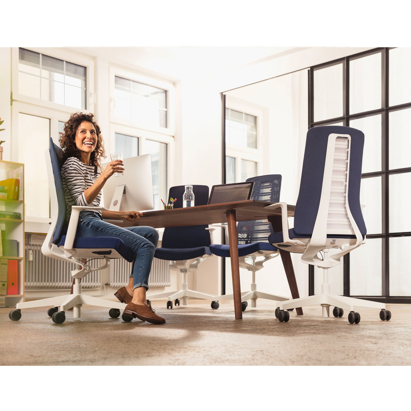 Interstuhl PUREis3 PU113 Bürostuhl mit Polsterrücken weiß blau -Beispielbild