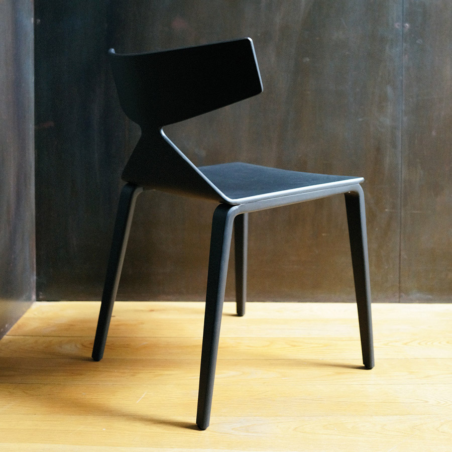 Arper SAYA 3701 Vierfuß Holzbeine - schwarz