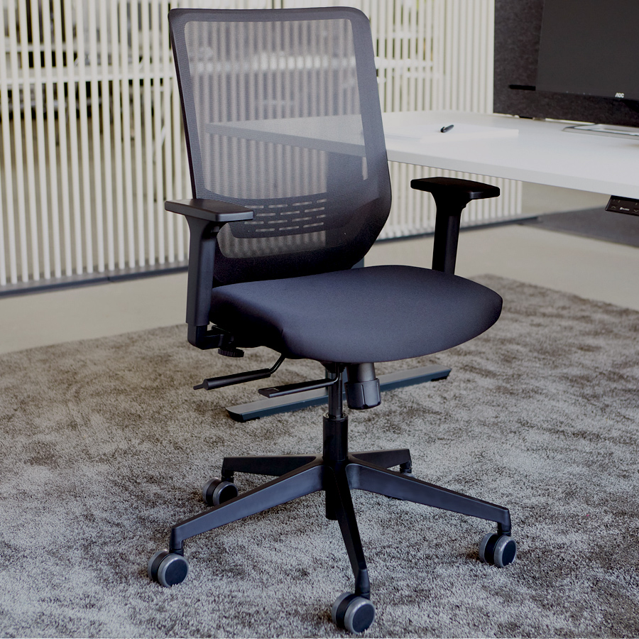 Trendoffice to-sync work mesh Drehstuhl in Schwarz - seitliche Frontansicht