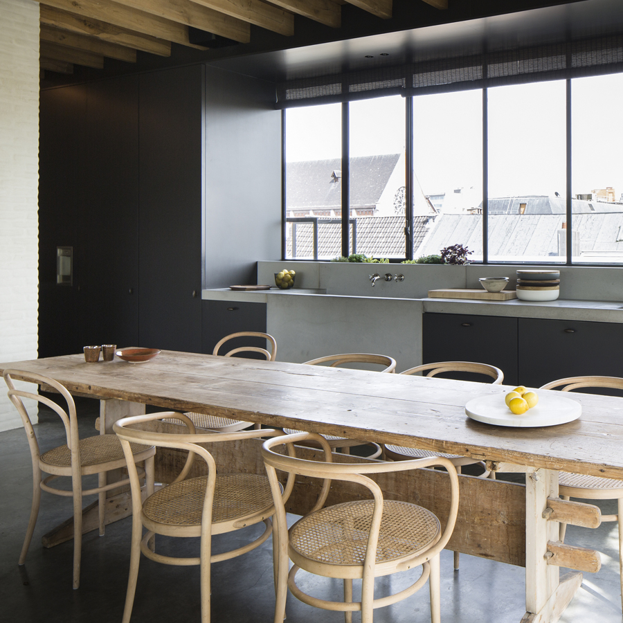 THONET 209 Bugholzarmlehnenstuhl Esche Pure Materials mit Rohrgeflecht-Sitz