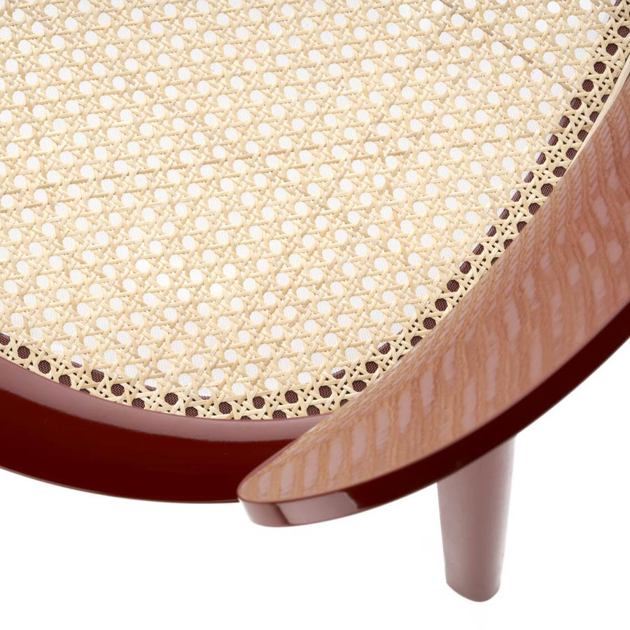 THONET 119 F Holzstuhl mit Armlehnen u. Rohrgeflecht-Sitz hochglanz dunkelrot - Nahaufnahme Armlehne