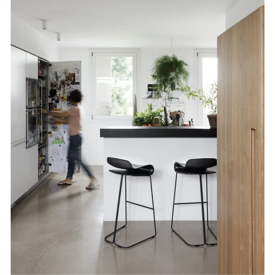 Kristalia BCN Barhocker schwarz -Beispielbild