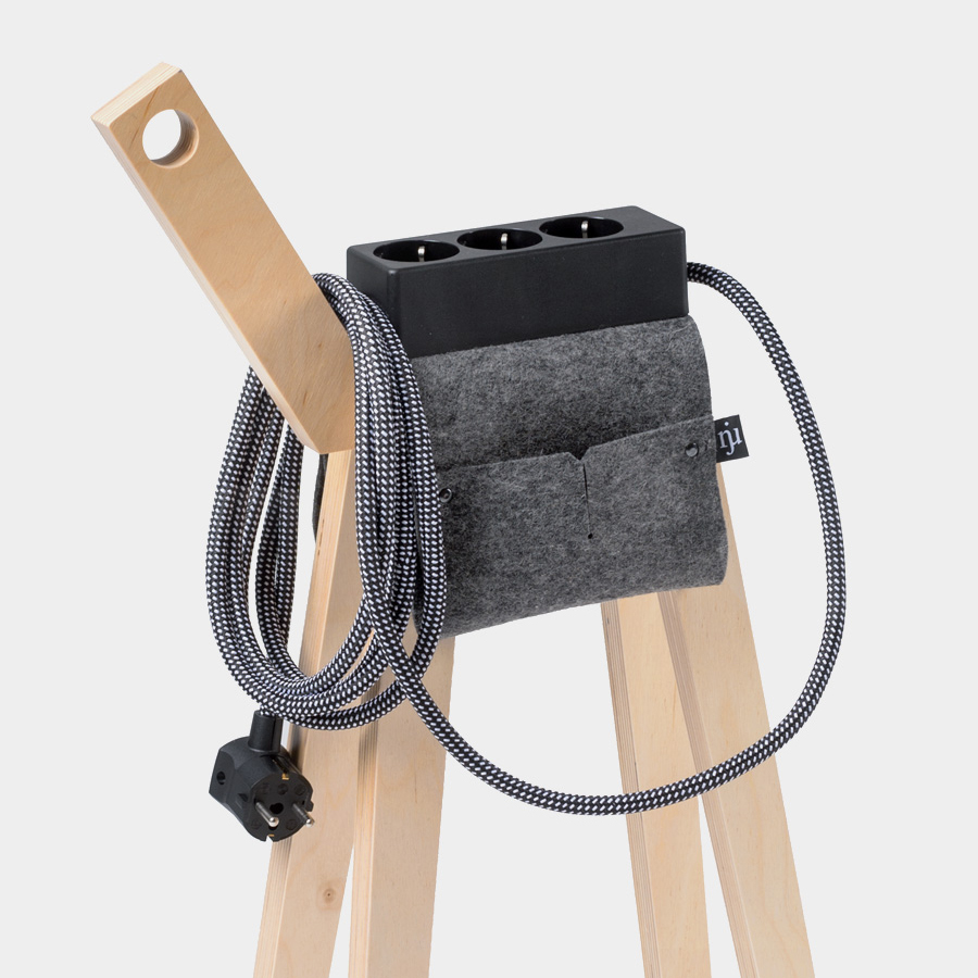 Stromer nature + Satteltasche - Steckdose schwarz, Kabel schwarz/weiß - Nahaufnahme