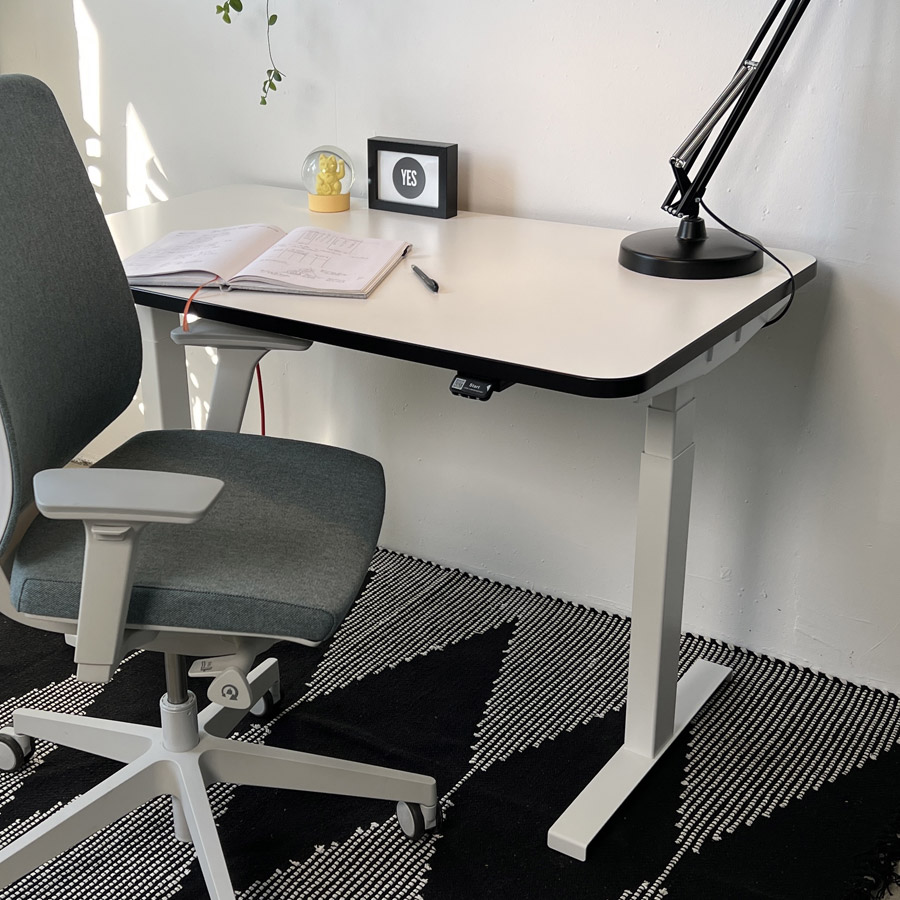 Profim LightUp camira Main Line Flax und elektrisch höhenverstellbarer Schreibtisch NewWork