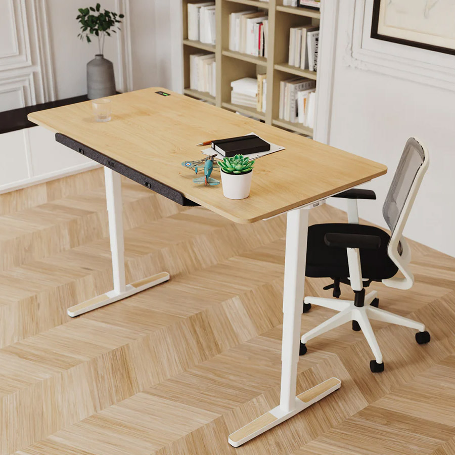 Yaasa Desk Pro Gestell weiß, Tischplatte Eiche natur und Cable Management Small/Medium