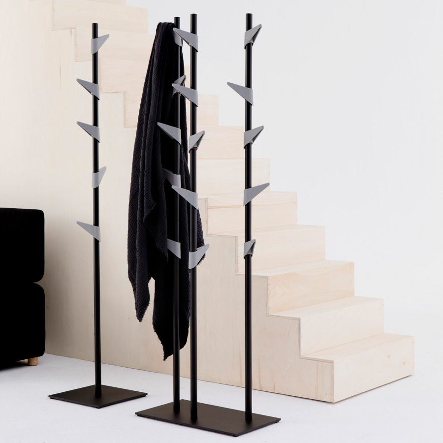 Bamboo Cascando Steel verkehrsschwarz (hier Einzel- und Dreifach Garderobe abgebildet)