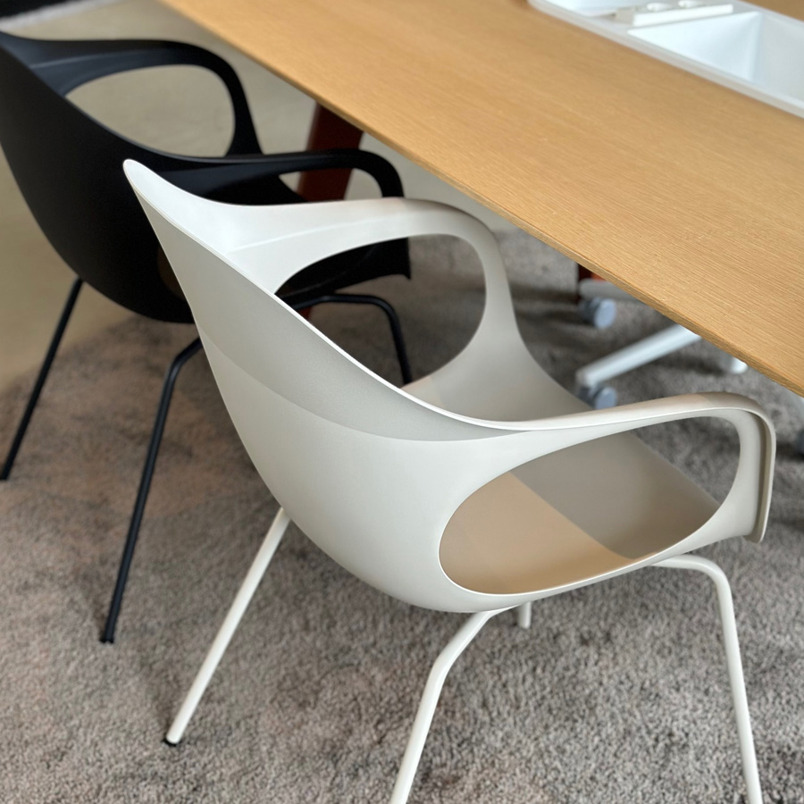 Kristalia ELEPHANTINO Stuhl mit Vierfußgestell Farbe elfenbein und graphit