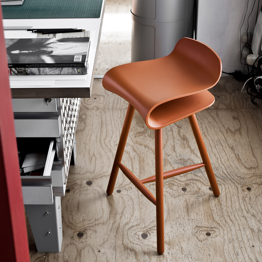 kristalia bcn hocker koralle