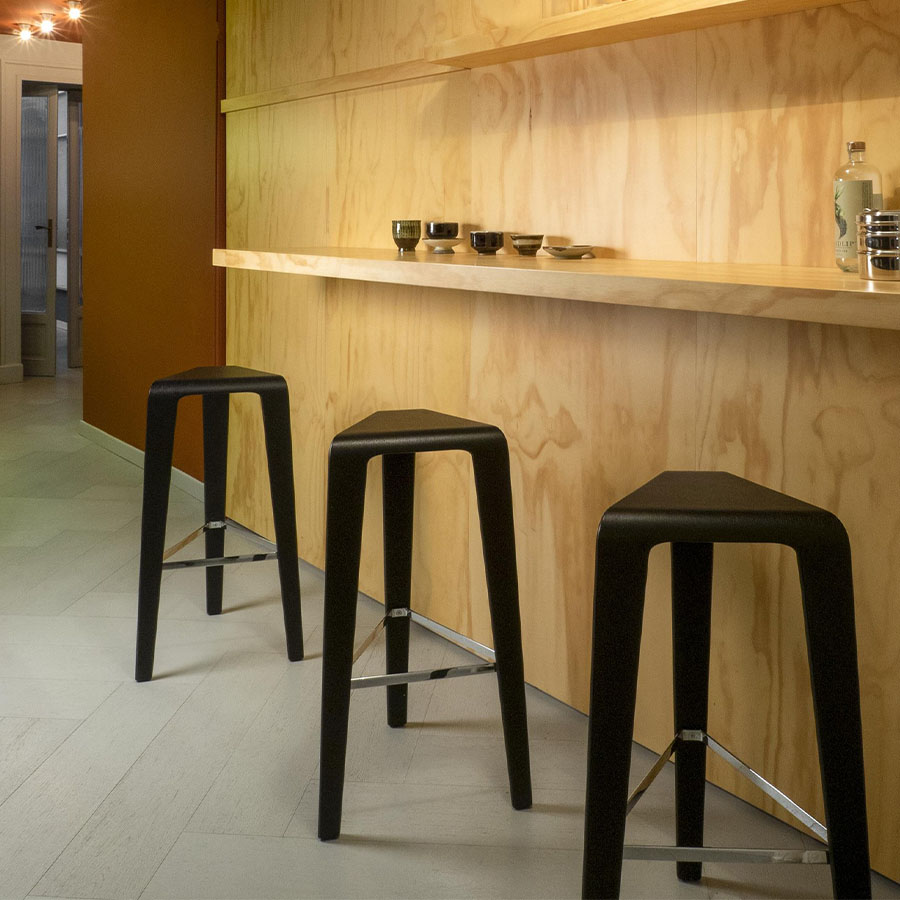 Arper Ply Barhocker Höhe 76 cm in Eiche schwarz