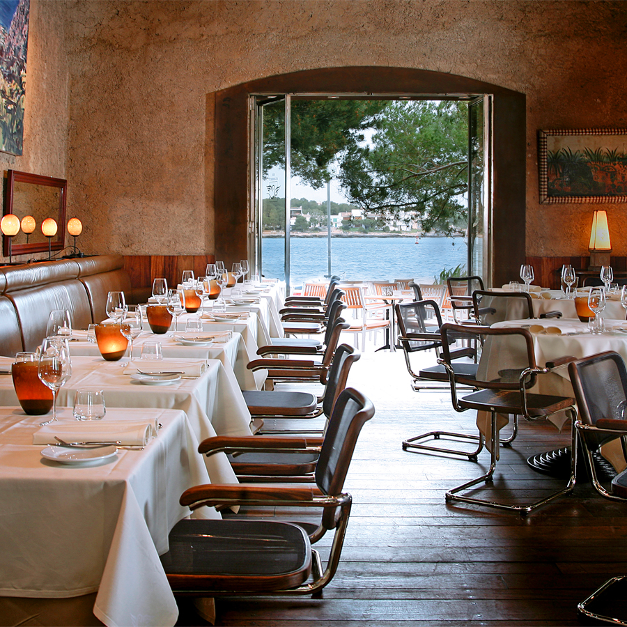 THONET Stahlrohr-Freischwinger mit Kunststoffnetzbespannung schwarz - Beispielbild (Ausführung mit Armlehne)