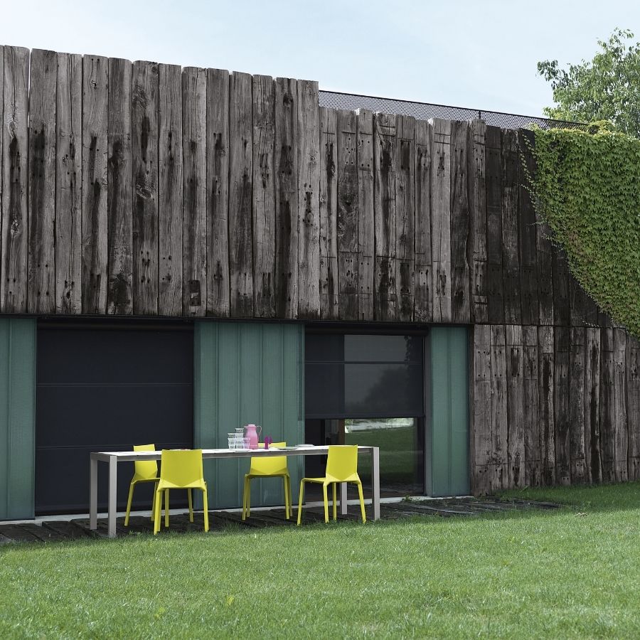 Kristalia PLANA Stuhl mit Vierfußgestell - Beispielbild im Garten