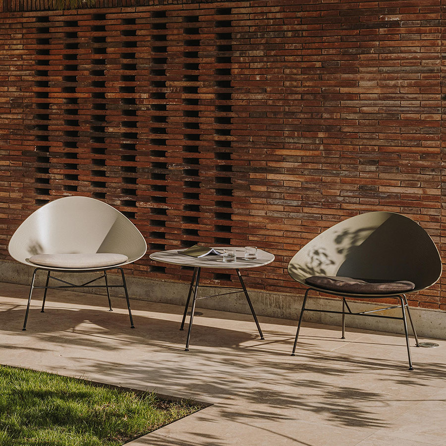 Arper Adell Lounge Sessel Vierfußgestell Sitzschale Elfenbein und Olivgrün