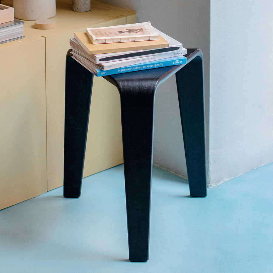 Arper Ply Hocker Höhe 44 cm in Eiche schwarz