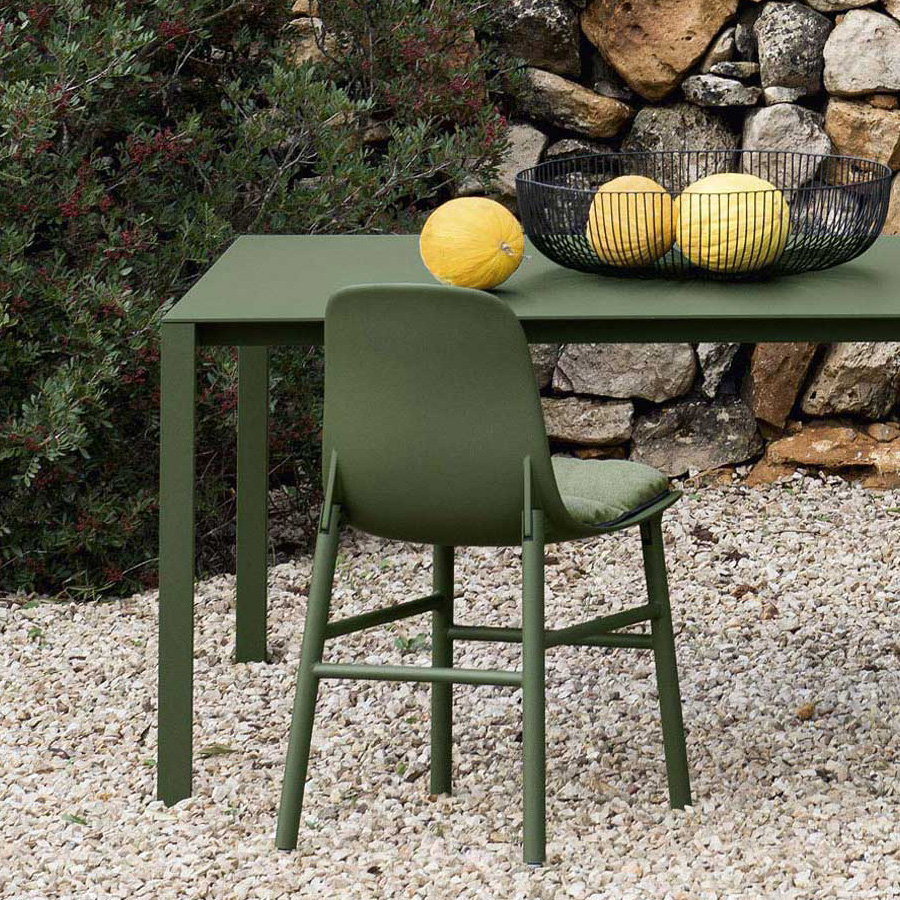 Kristalia Sharky Outdoor mit Aluminium Farbe Olivgrün Ambiente 1