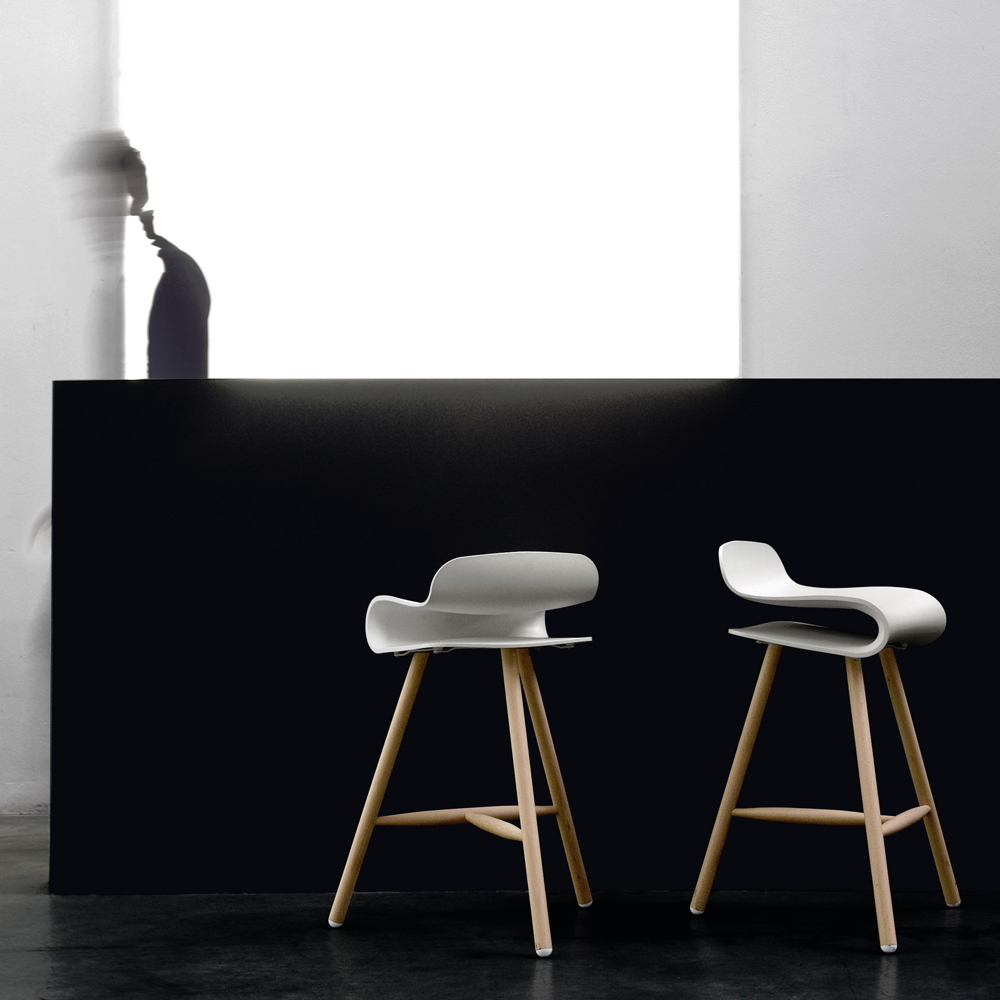 Kristalia BCN Barhocker mit Holzgestell weiß - Beispielbild