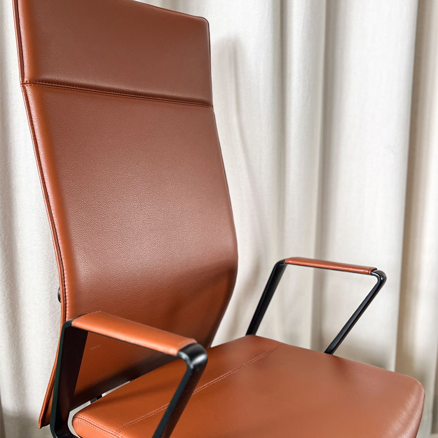 Girsberger Bürostuhl Diagon | Rückenlehne hoch gepolstert | Leder braun | Nahaufnahme