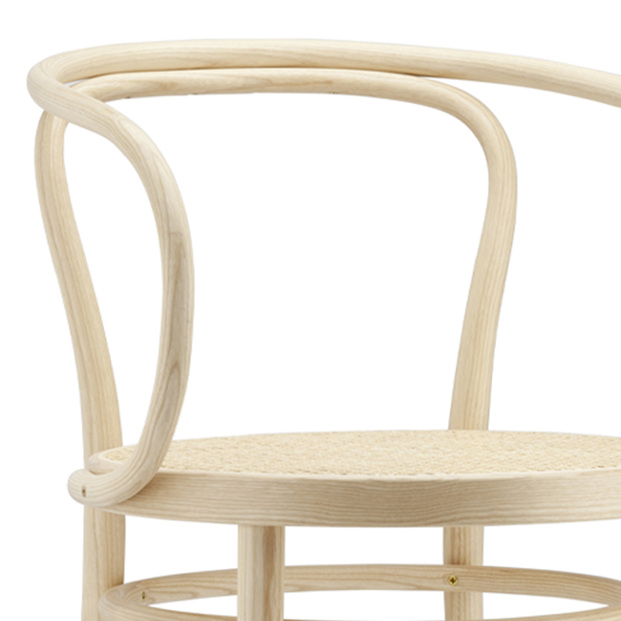 THONET 209 Bugholzarmlehnenstuhl Esche Pure Materials mit Rohrgeflecht-Sitz - Nahaufnahme