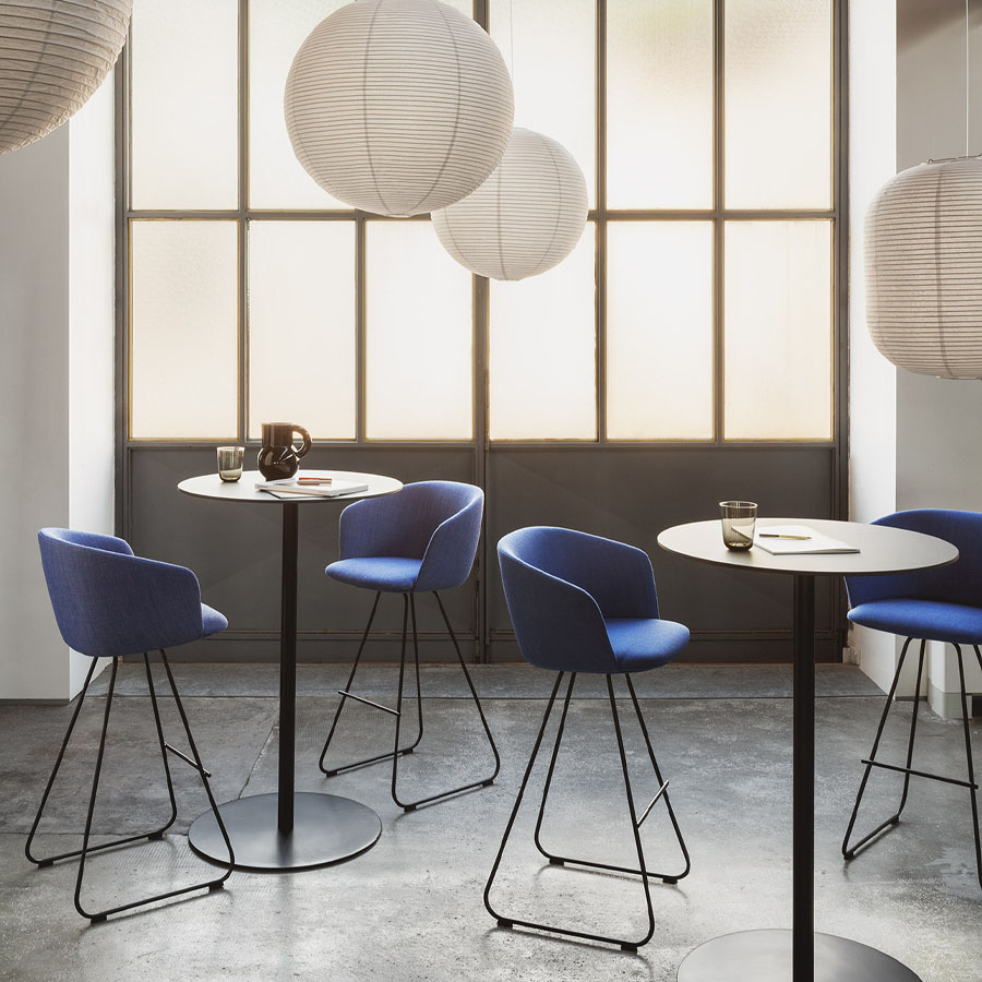 lapalma Glove Barhocker blau mit Gestell schwarz