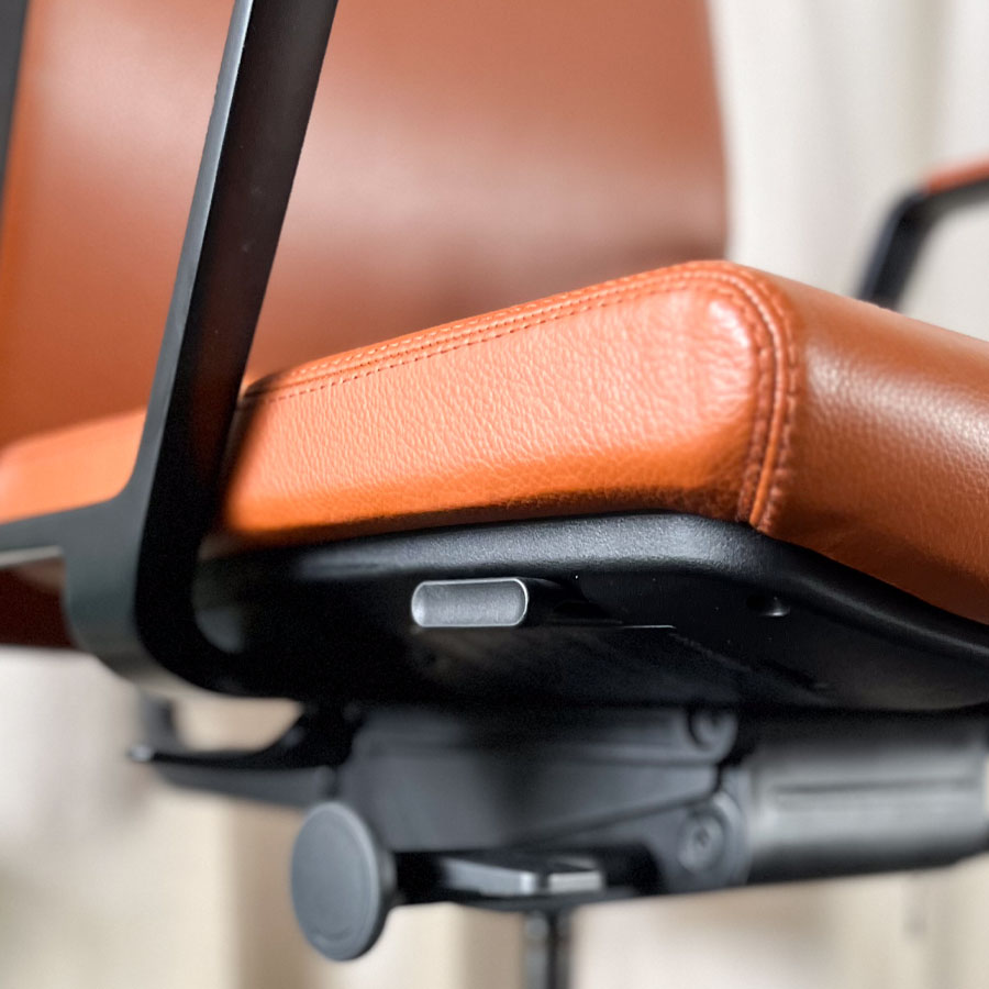 Girsberger Bürostuhl Diagon | Rückenlehne hoch gepolstert | Leder braun | Nahaufnahme