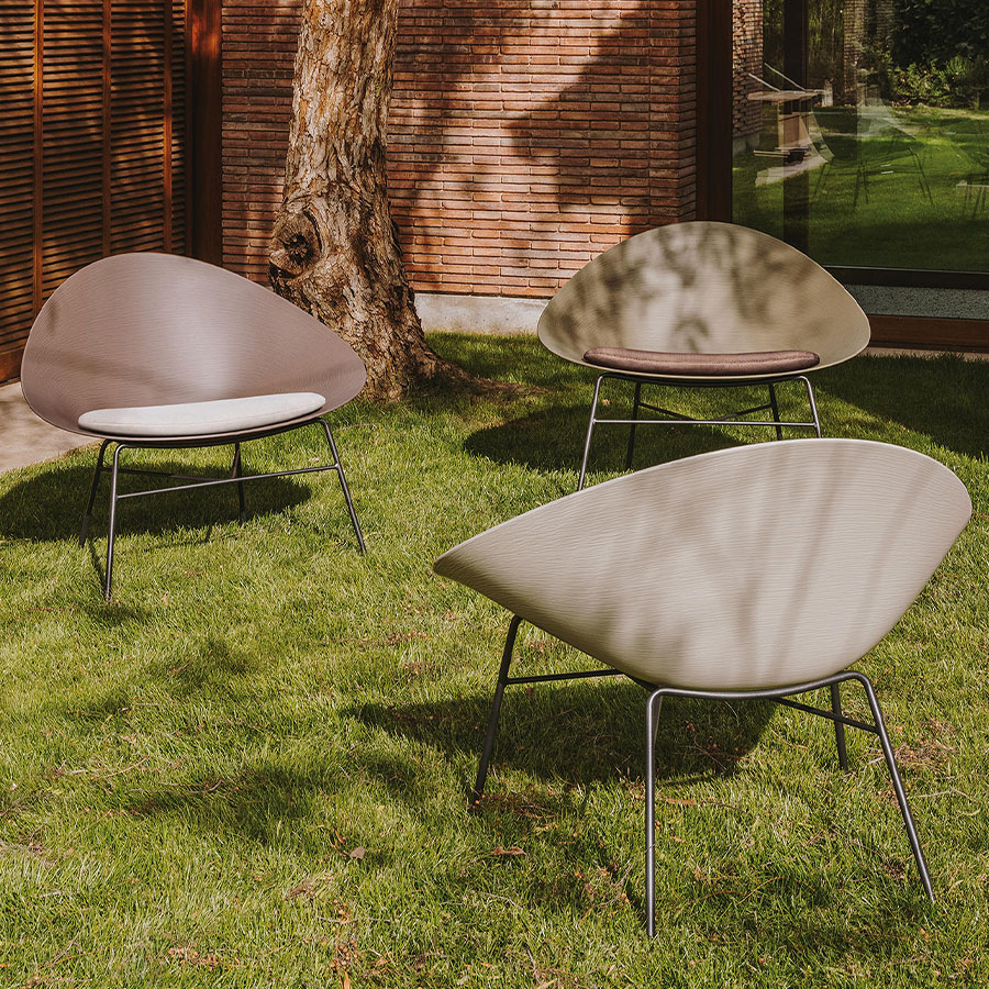 Arper Adell Lounge Sessel Vierfußgestell Sitzschale Bark Brown und Olivgrün