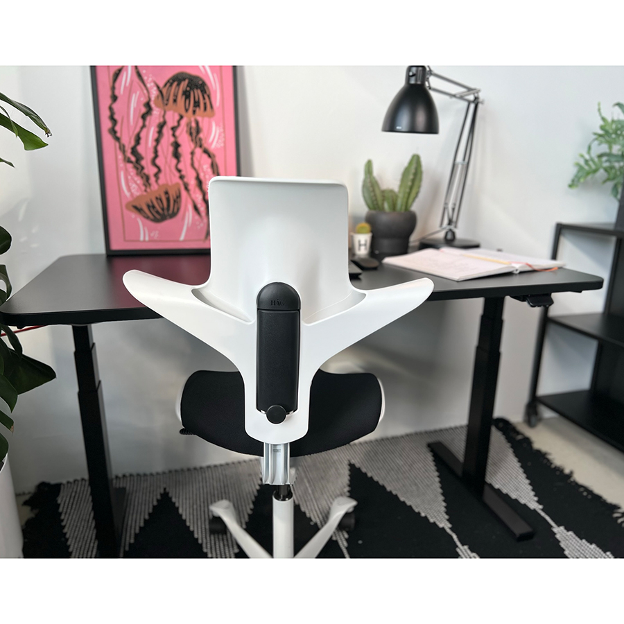 Schreibtisch NewWORK schwarz & HAG CAPISCO PULS 8020 weiß "white edition" - Beispielbild