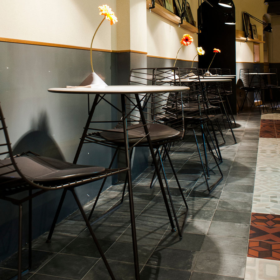 Arper Leaf 1830 Gartentisch | Platte weiß | Gestell mokka