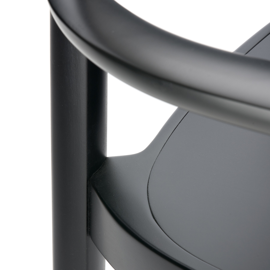 THONET 119 MF Holzstuhl mit Armlehnen und Muldensitz Buche gebeizt schwarz - Nahaufnahme Armlehne