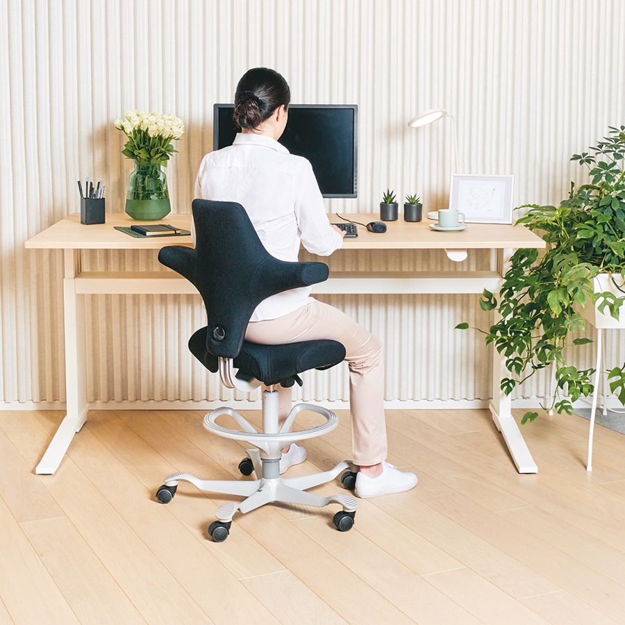 HAG Capisco Stehhilfe mit hoher Gasfeder 265 mm und Fußring - Beispiel 2