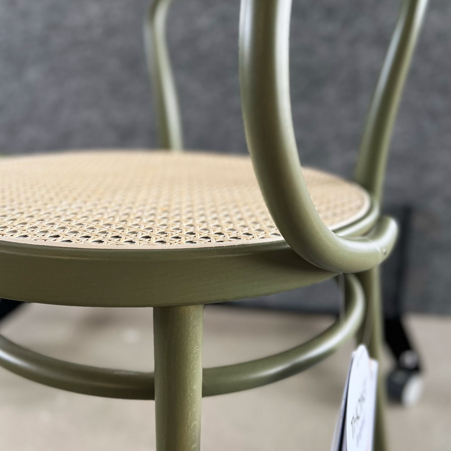THONET 209 Bugholzarmlehnenstuhl | Rohrgeflecht-Sitz | Buche olivgrün gebeizt | Sitzfläche nah