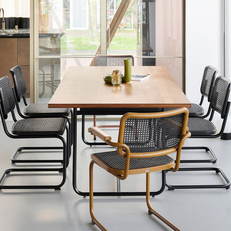 Thonet S 1072 Tischplatte Nussbaum geölt, Gestell tiefschwarz