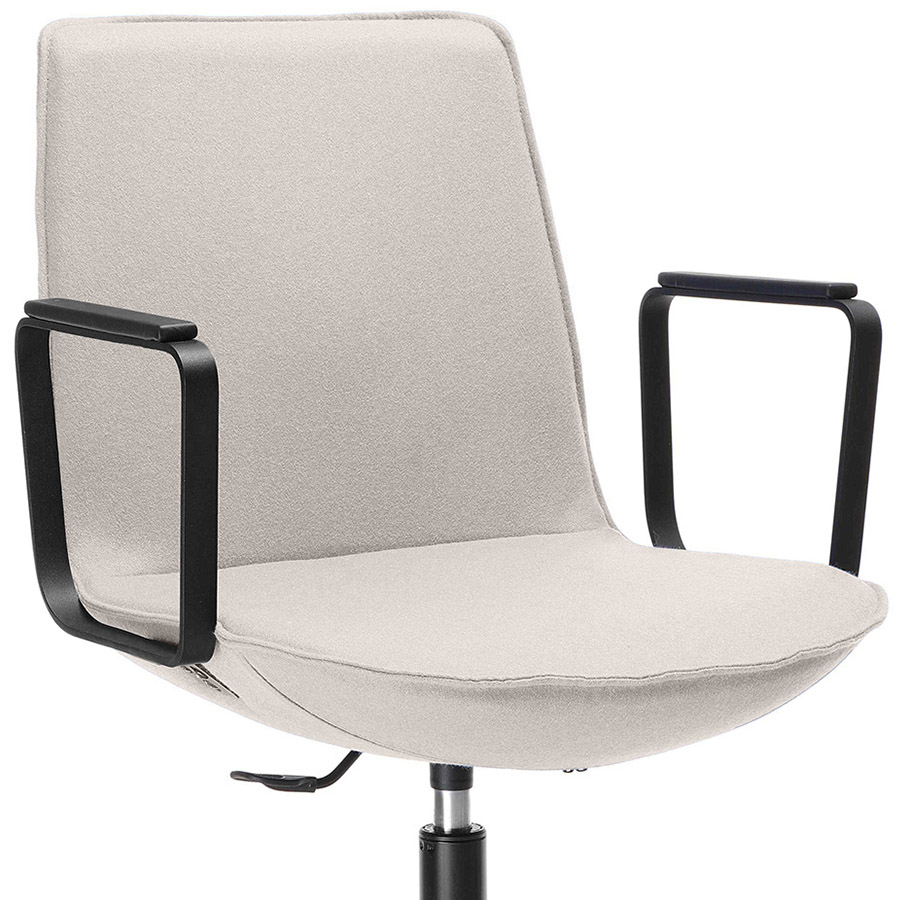 Bejot Lumi Konferenzstuhl Beispielbild mit Armlehnen und Lederauflage