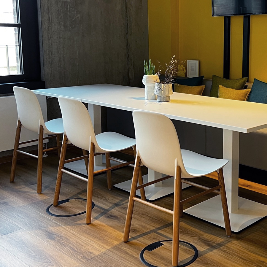 kristalia sharky weiße Sitzschale gestell Eiche