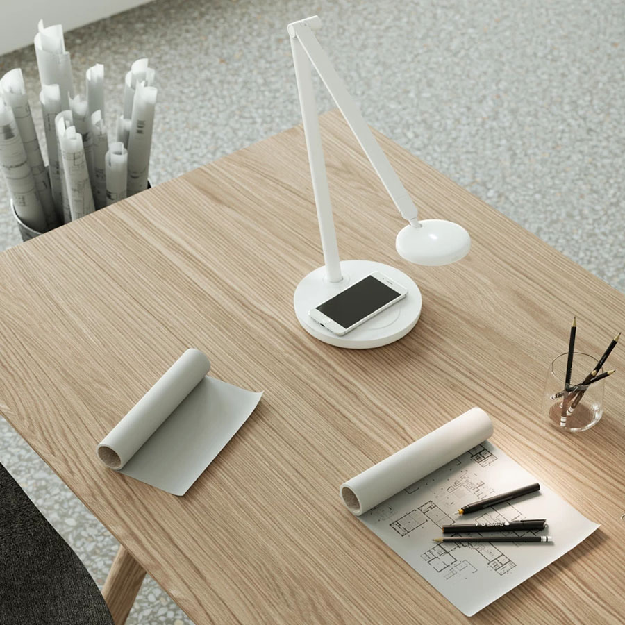 GLAMOX Motus Flat LED Arbeitsleuchte weiß - Ausführung Tischfuß mit induktivem Ladefeld